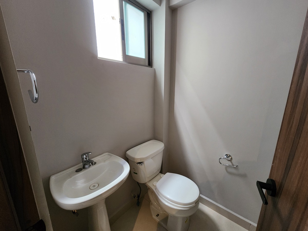 26 of 30: Baño de servicio