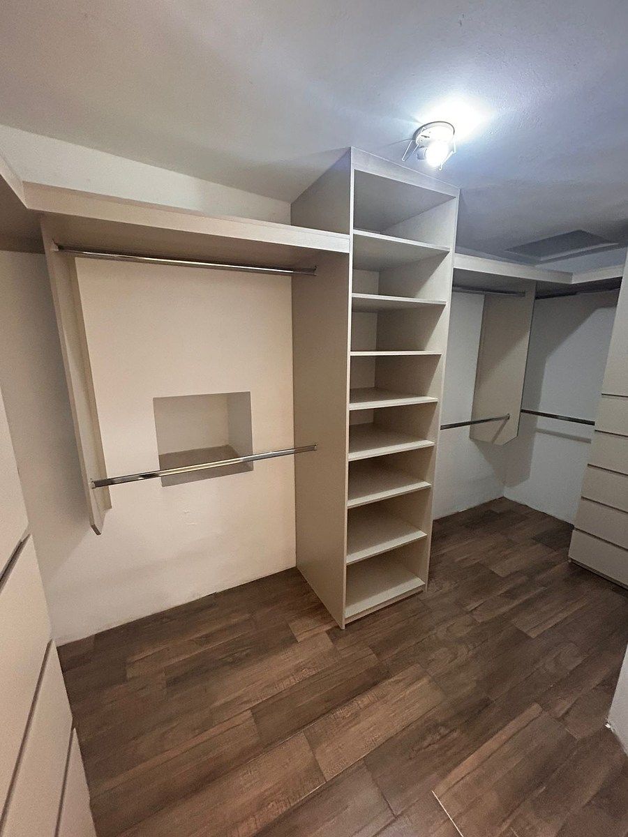 13 of 24: Closet/vestidor