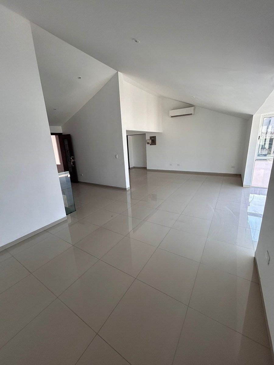 6 of 24: Sala - comedor