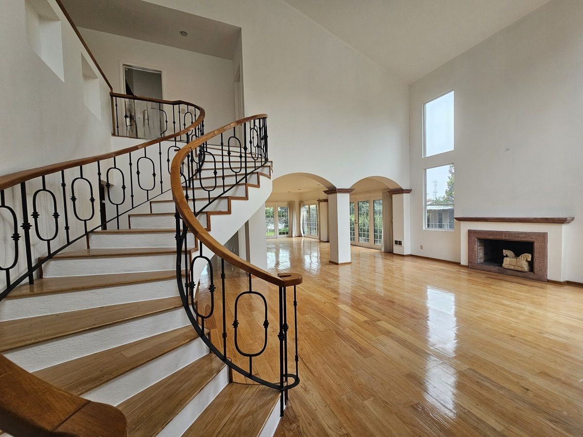 3 de 34: Sala de doble altura y chimenea