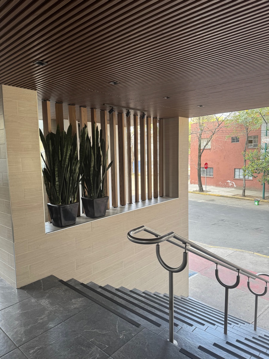 26 of 26: Entrada del edificio