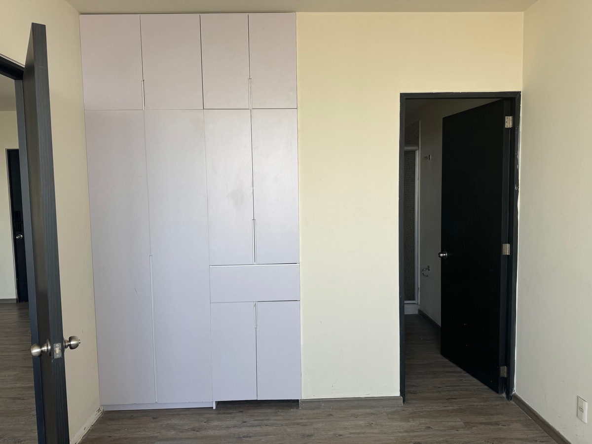 14 of 26: Closet recámara principal