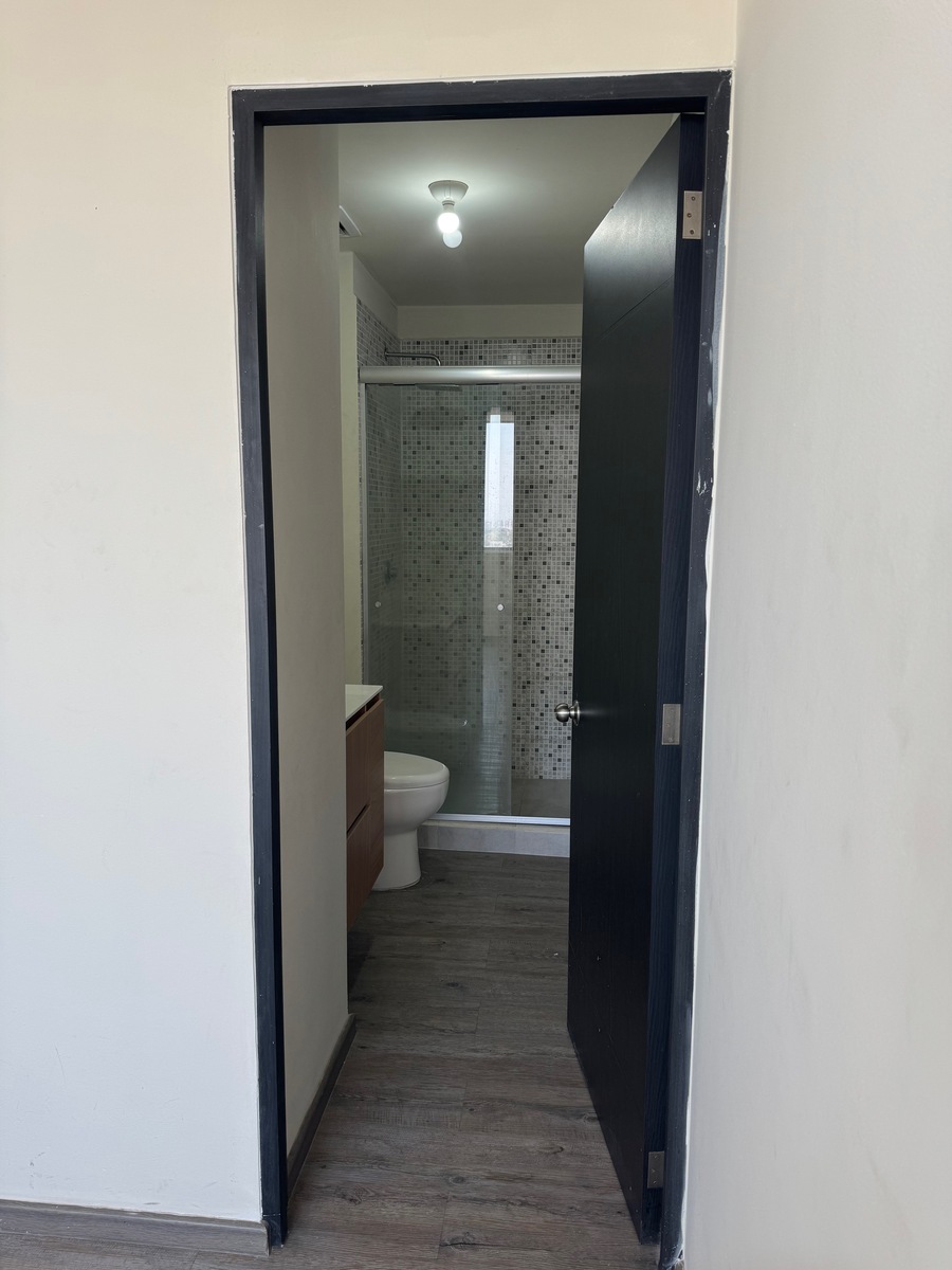 15 of 26: Baño de la recámara principal