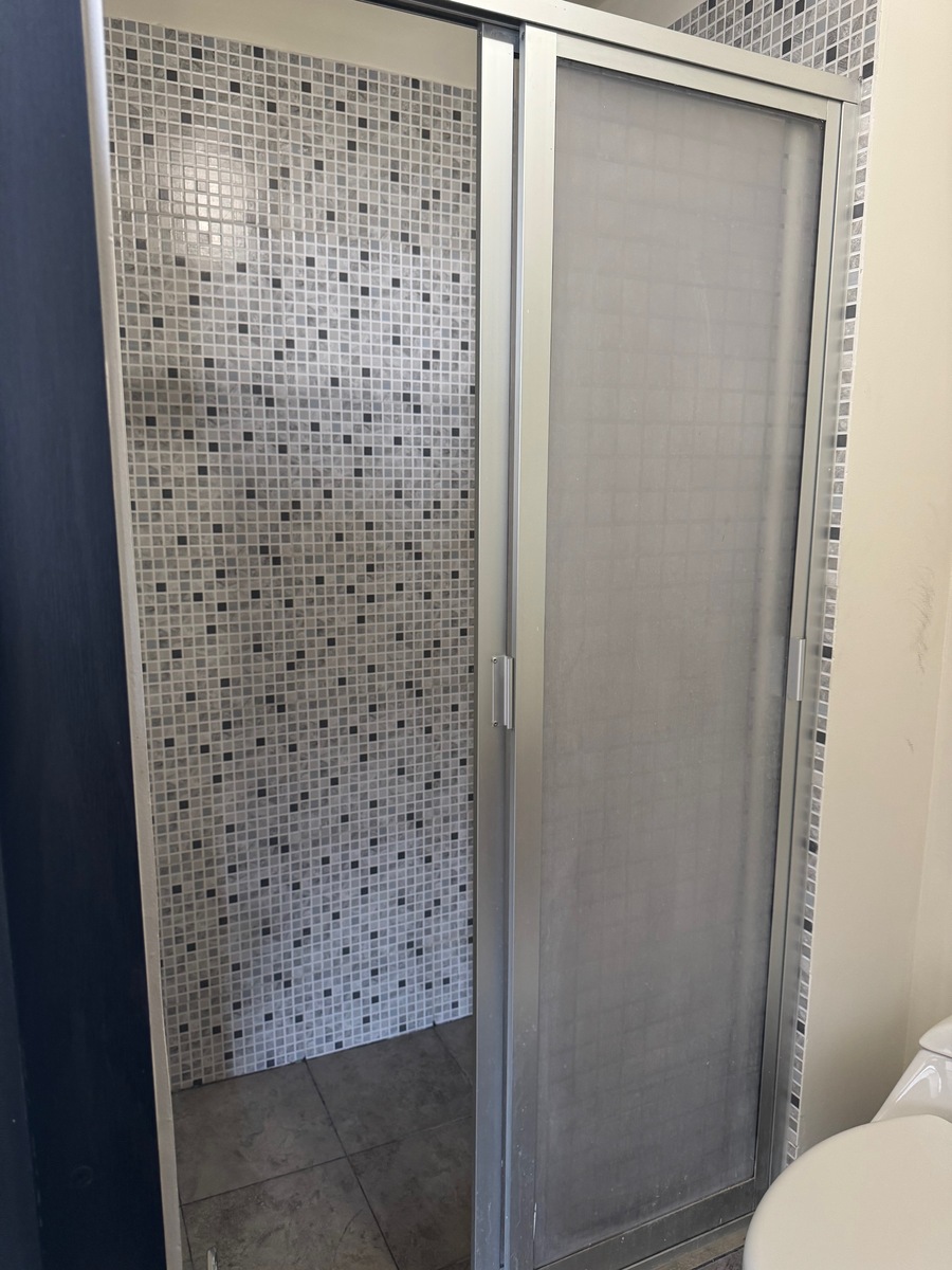 18 of 26: Baño completo área social y recámara 2