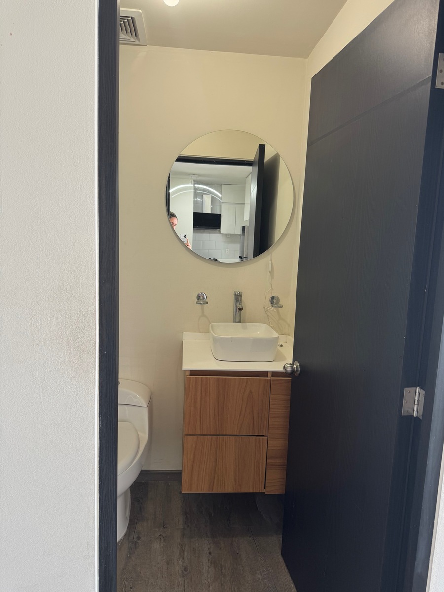 19 of 26: Baño completo área social y recámara 2