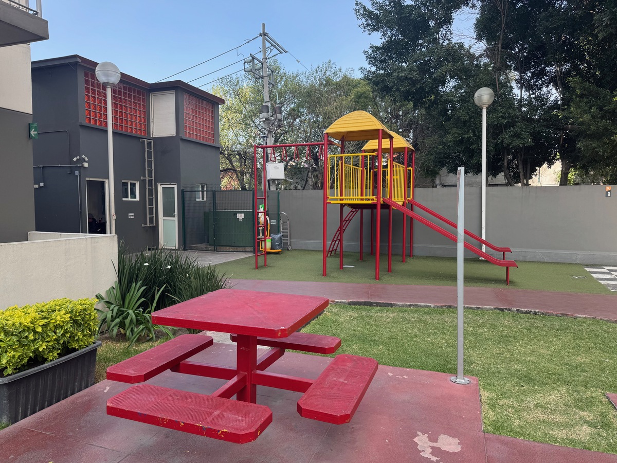 23 of 26: Juegos infantiles