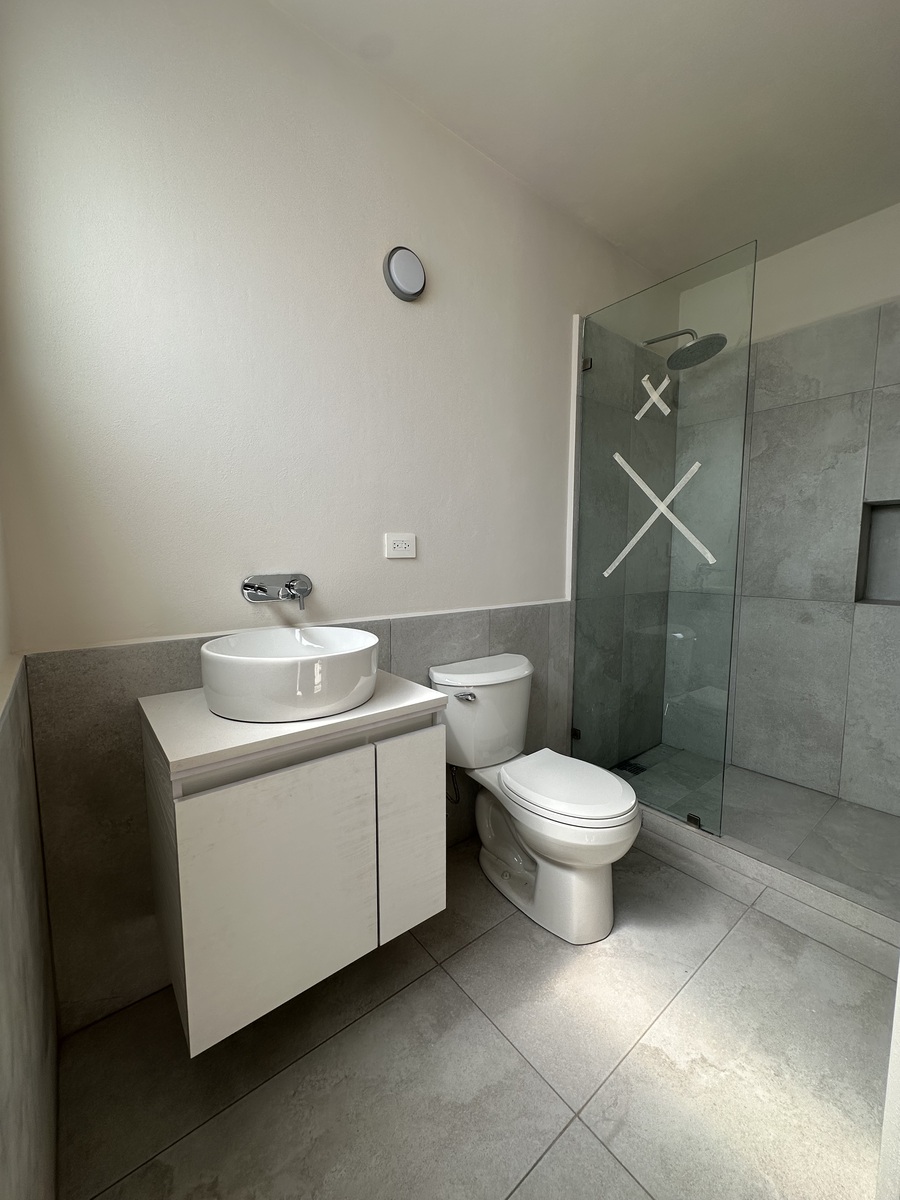 4 of 10: BAÑO COMPLETO