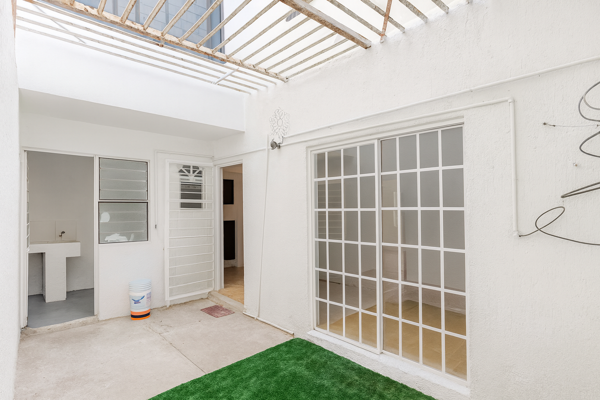 7 of 32: patio trasero y  cuarto de lavado