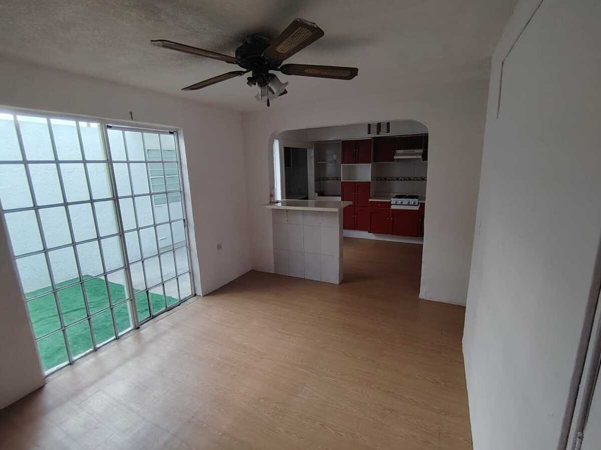 8 of 32: comedor independiente y patio trasero