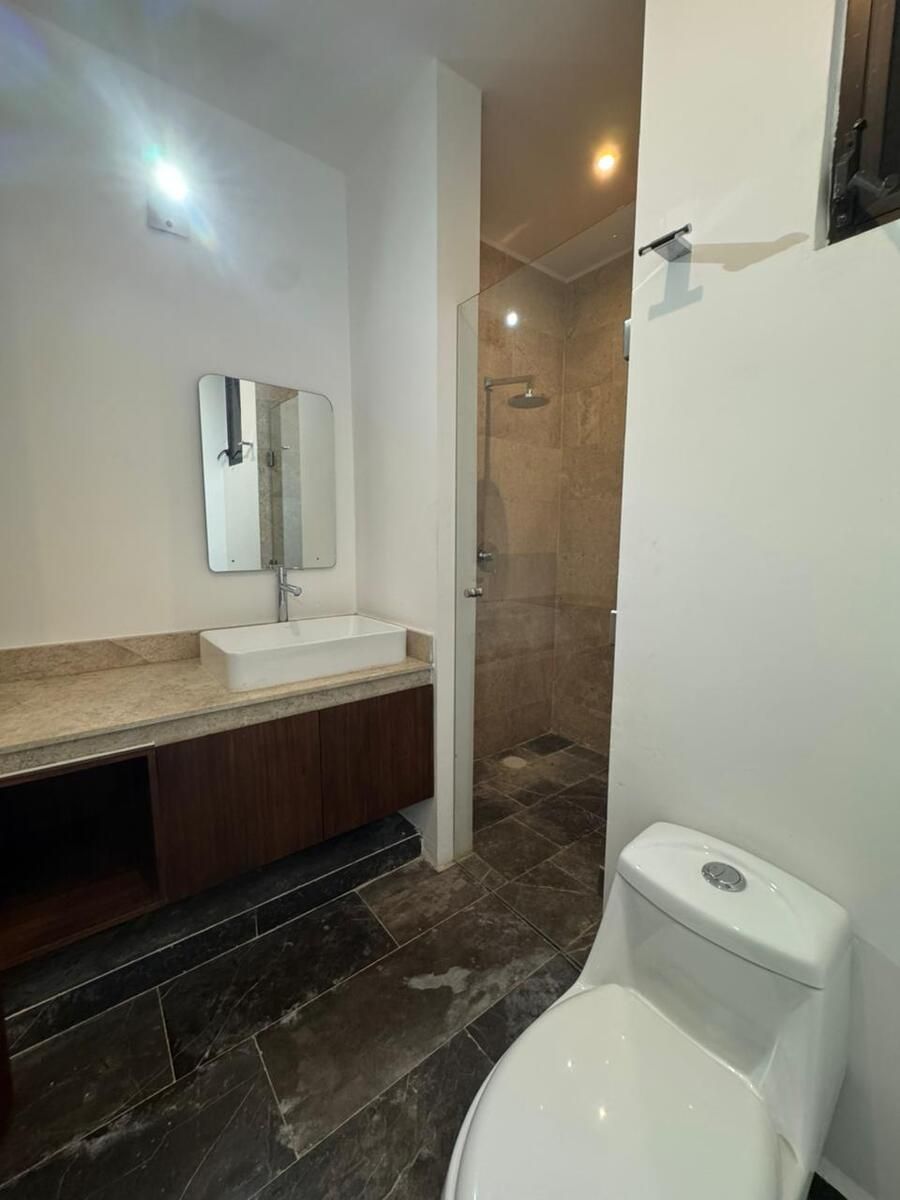 4 of 17: Baño principal