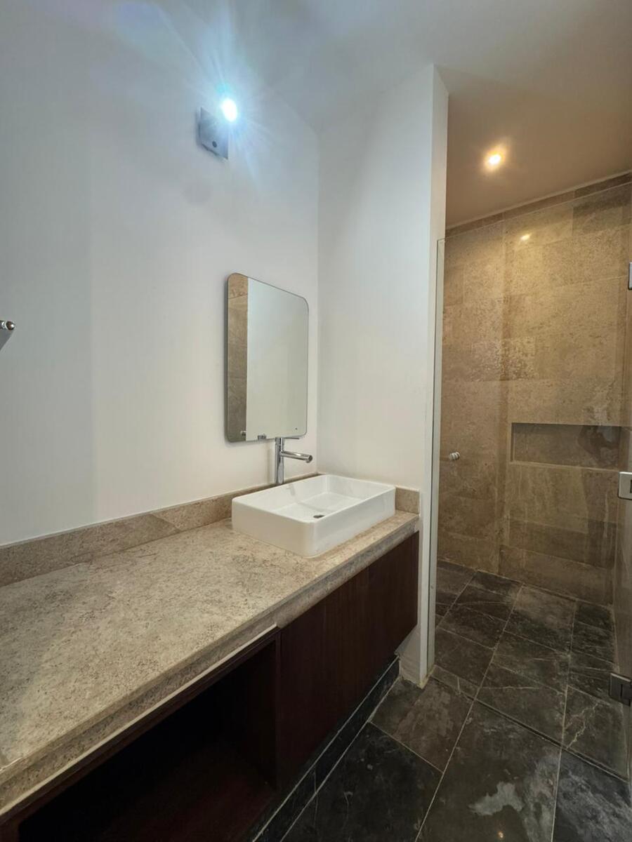 6 de 16: Baño principal