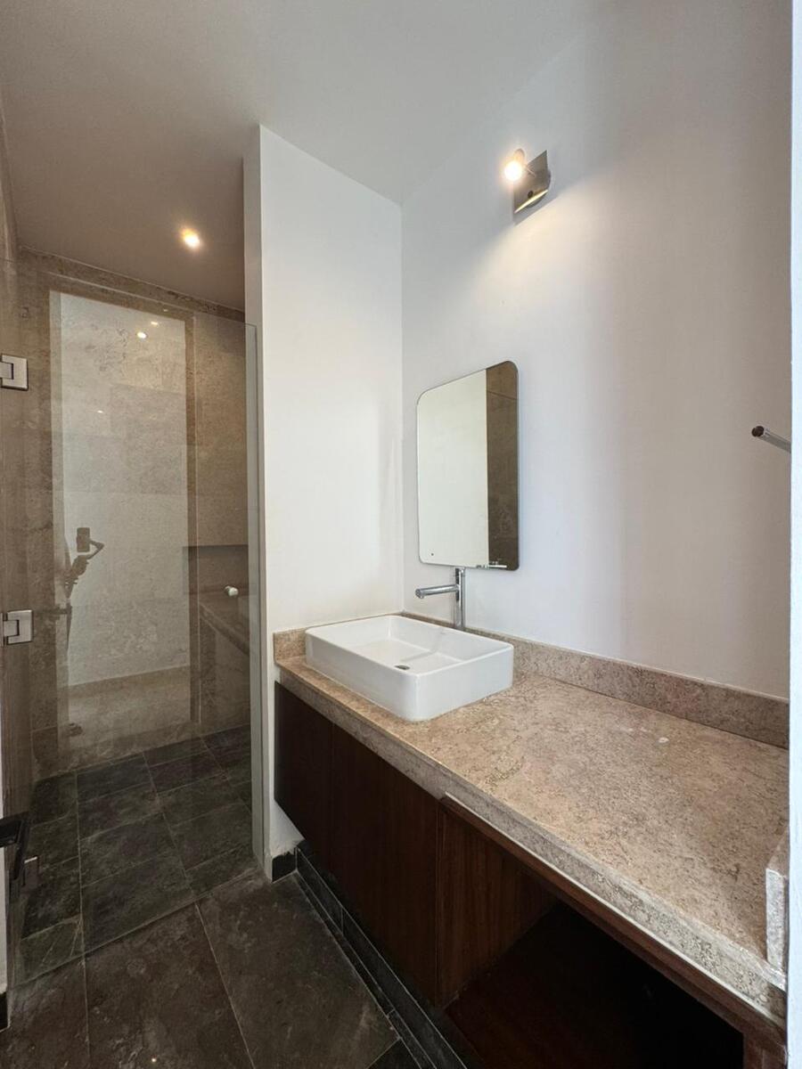 11 of 17: Baño completo compartido con visitas