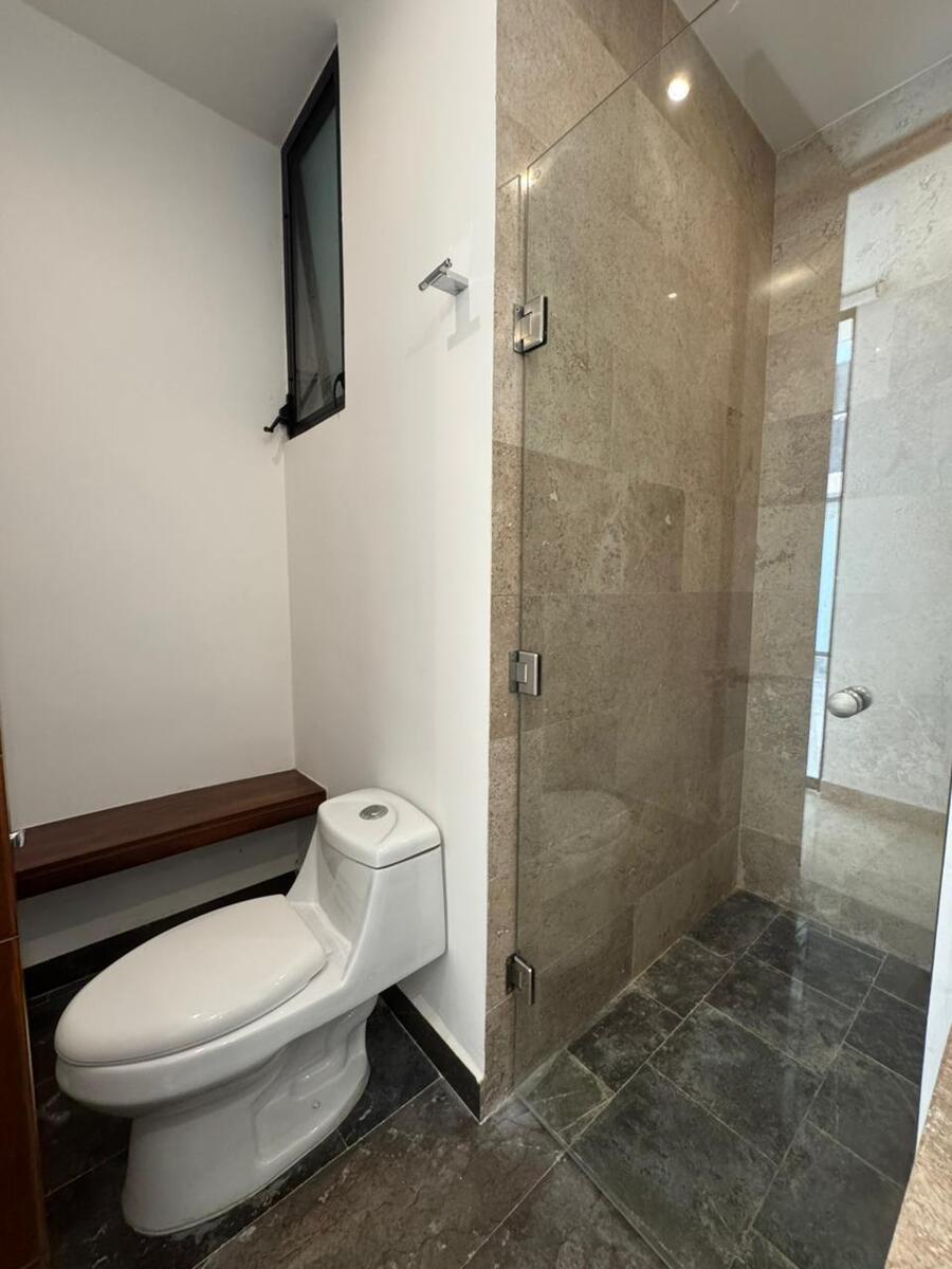 12 de 16: Baño completo compartido con visitas