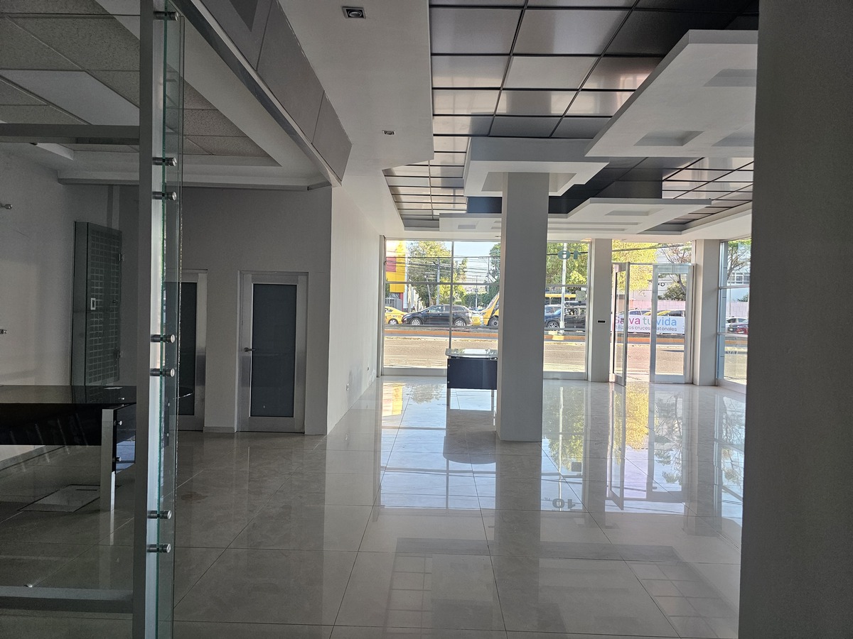 1 de 8: 1/2 baño y bodega