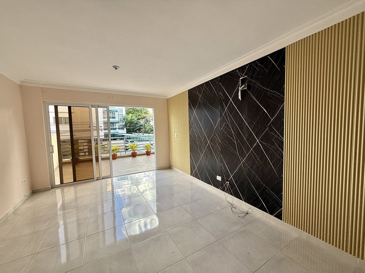 2 de 19: Sala y acceso a terraza