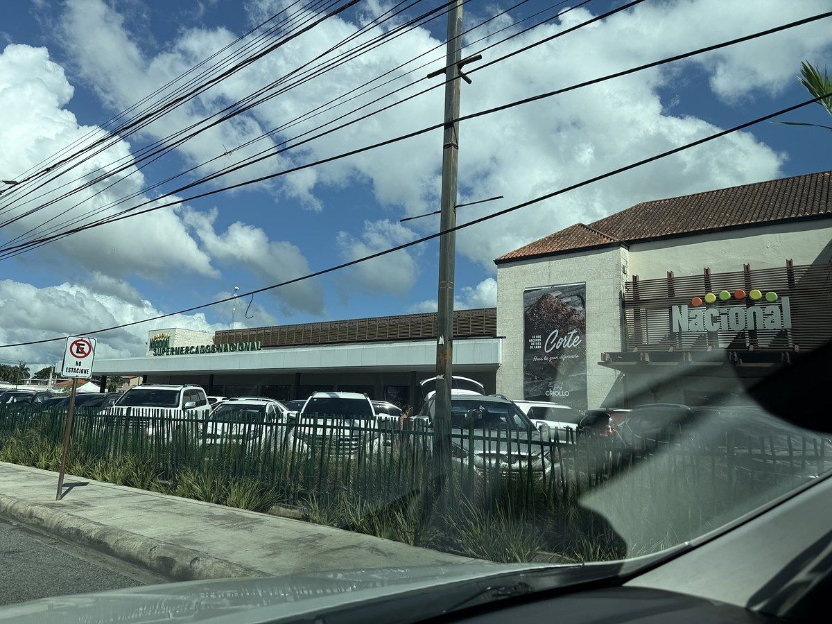 18 de 19: Supermercado Nacional (van con la compra caminando)