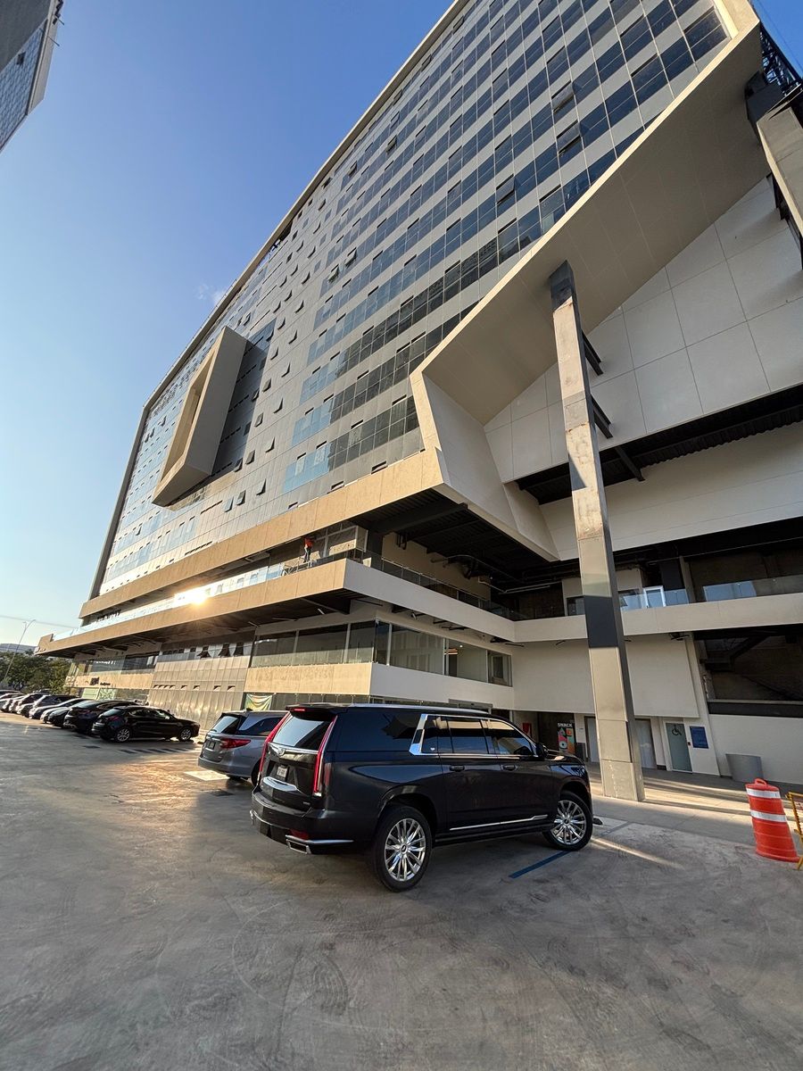 2 de 27: con amplio estacionamiento.