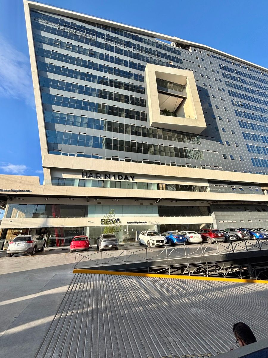 3 de 27: Sucursal bancaria BBVA en planta Baja.