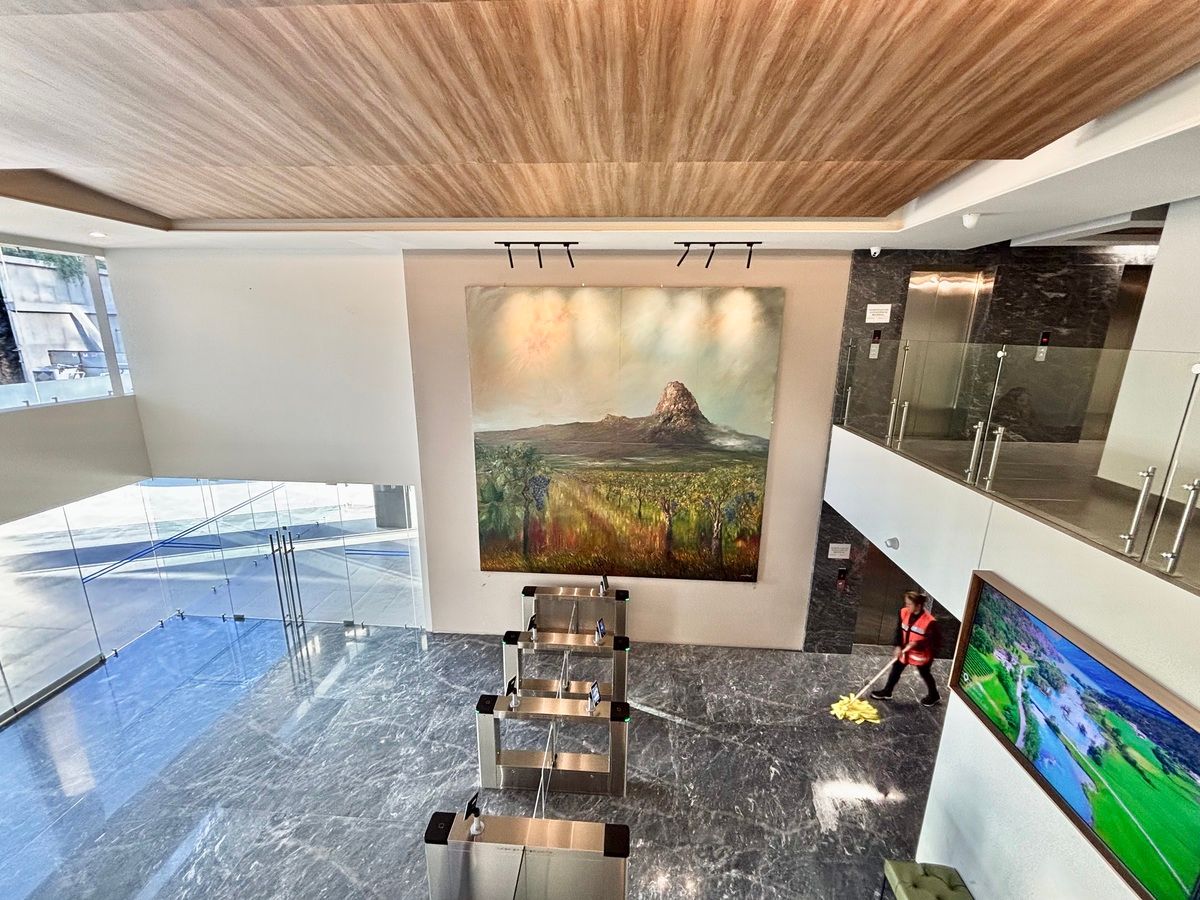 10 de 27: Vista a Lobby desde segundo nivel