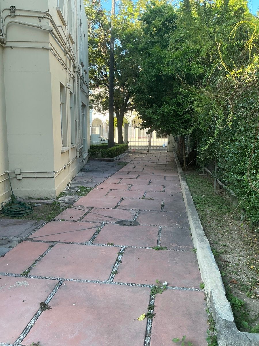 20 of 22: Drive Thru / Estacionamiento