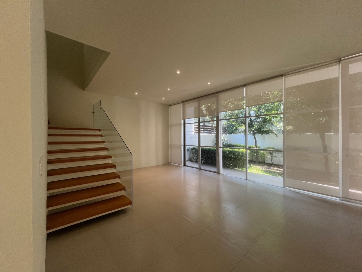 9 de 50: sala con vista al jardín