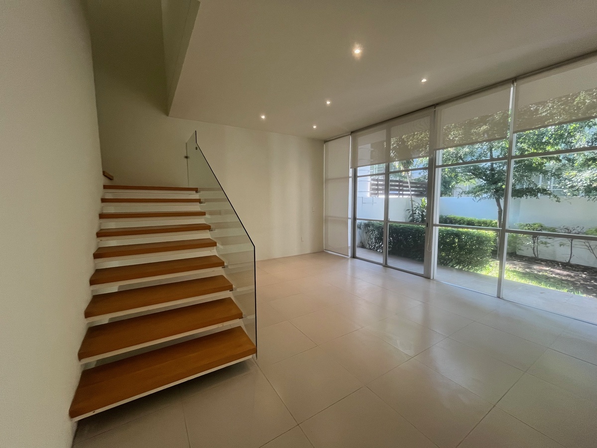 8 de 50: escalera con cristal templado