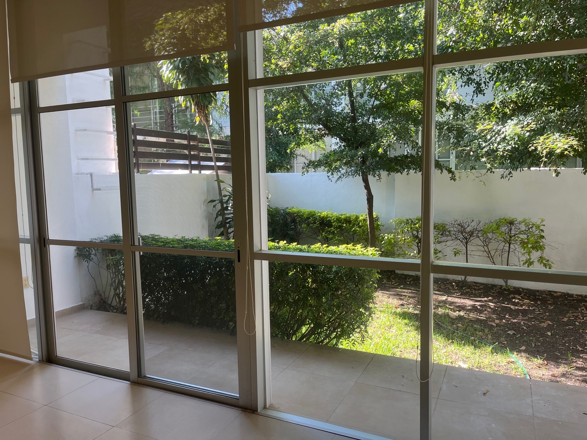 7 de 50: sala con vista al jardín