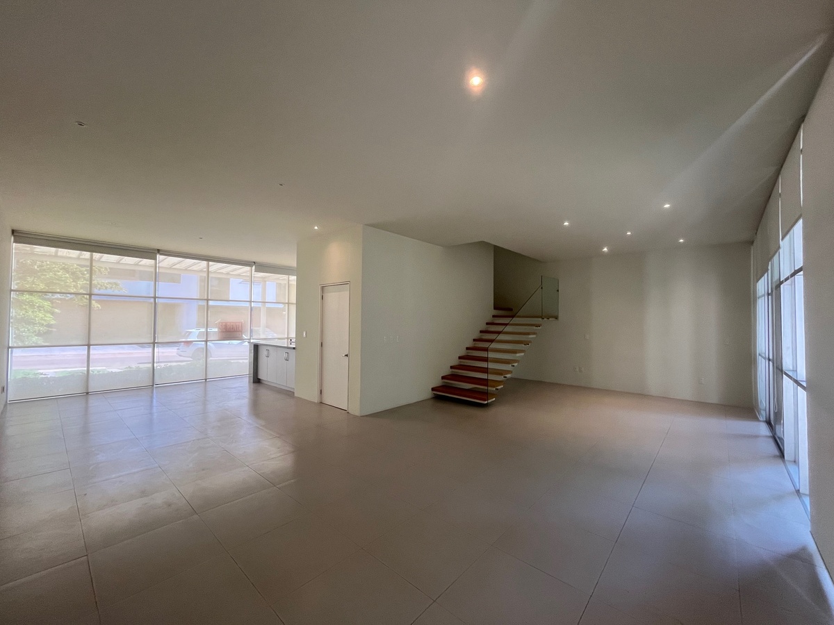 13 de 50: sala y comedor muy iluminados