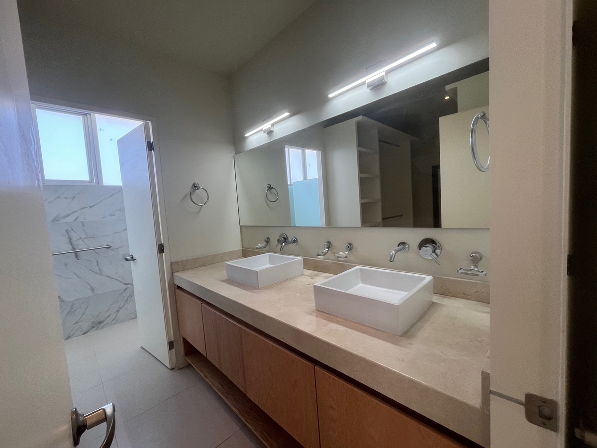 28 de 50: baño con doble ovalín