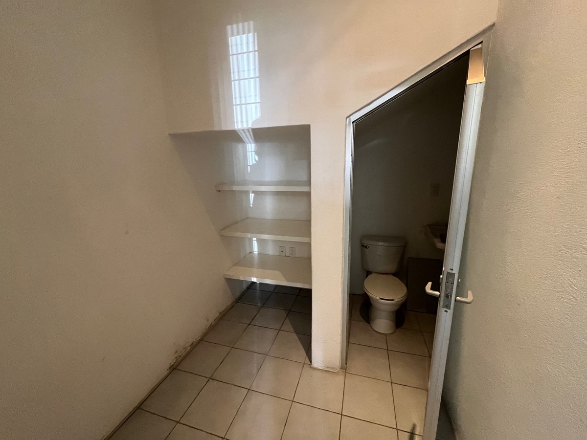 42 de 50: recámara con repisa para empleada