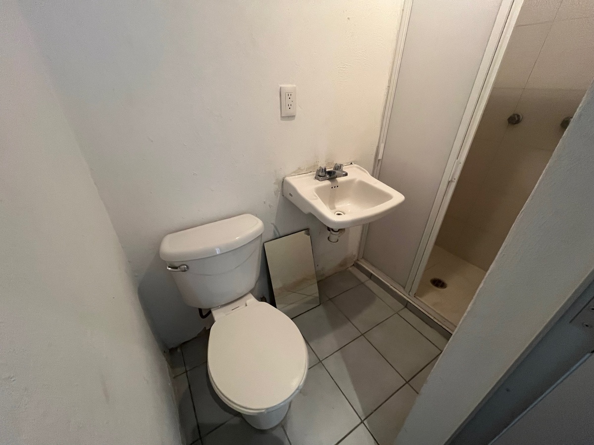 41 de 50: baño completo de servicio