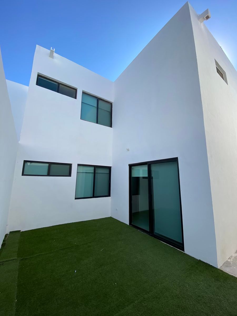 3 de 25: Patio trasero, con piso firme y pasto sintético, barda