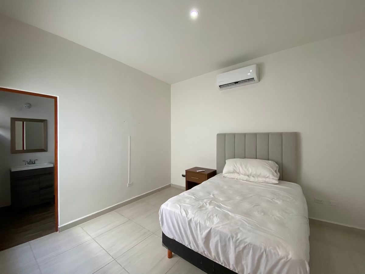 10 de 25: Recamara planta baja con baño completo