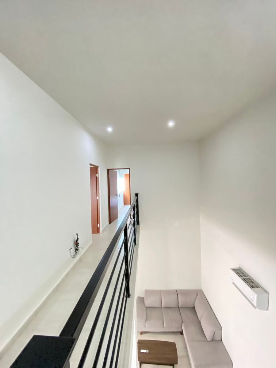 15 de 25: Techo de doble altura y acceso a recamara principal