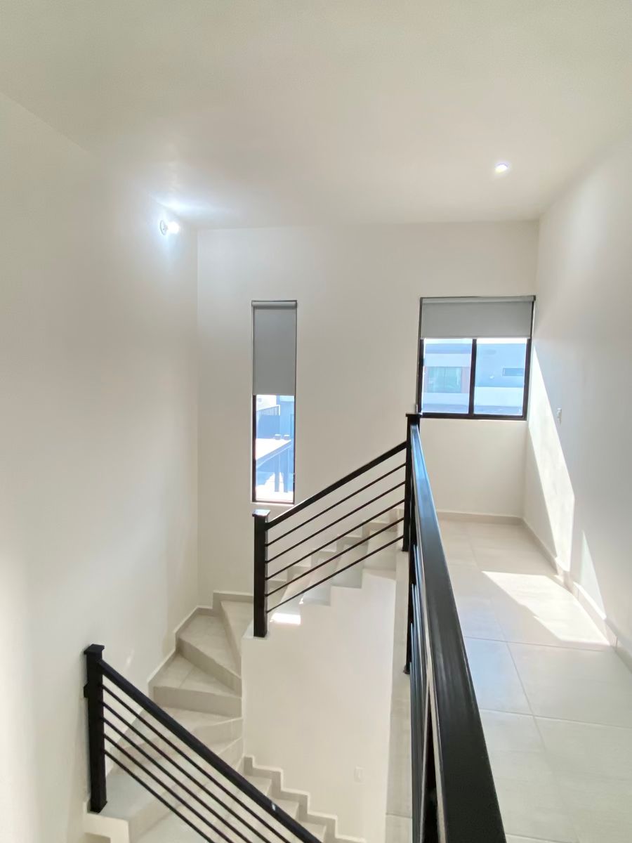 17 de 25: Pasillo en segunda planta