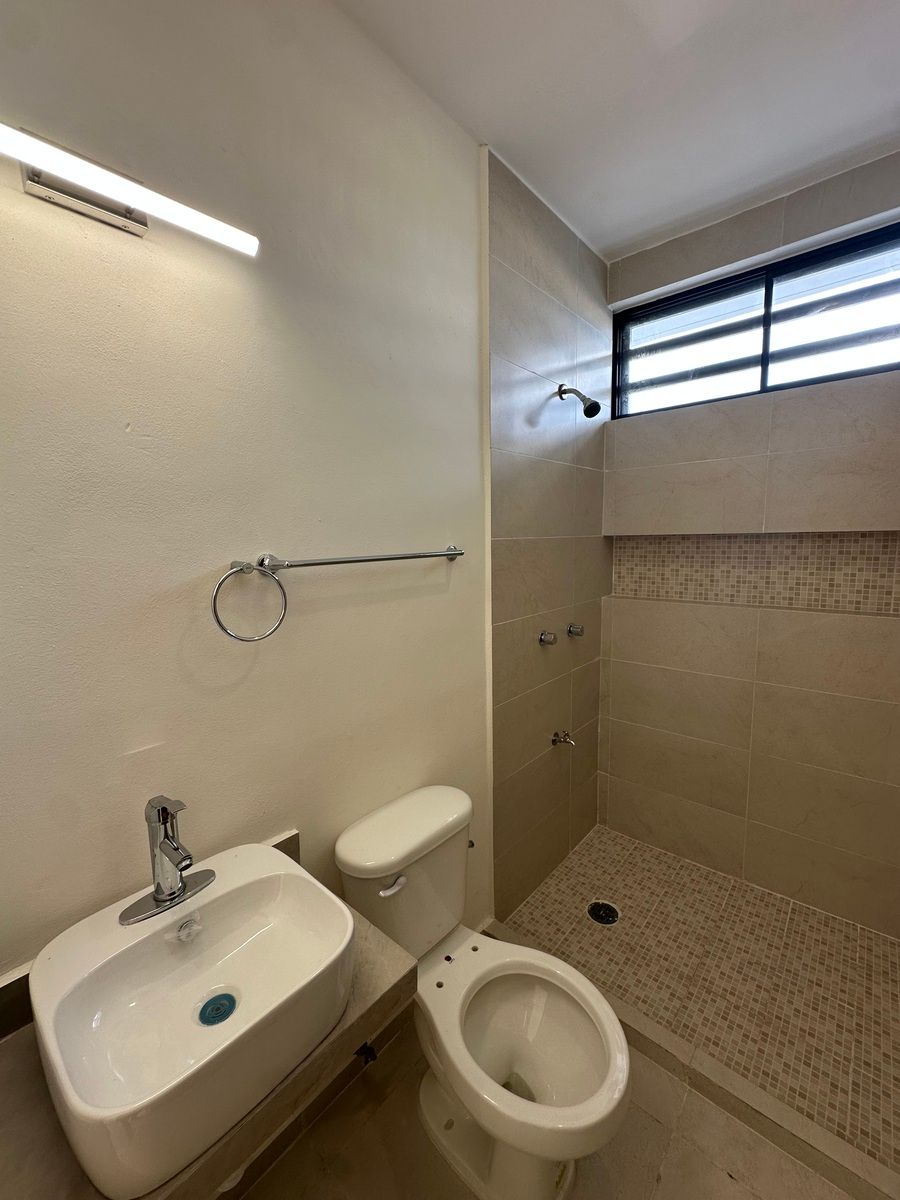 8 de 13: Baño completo en P.B.