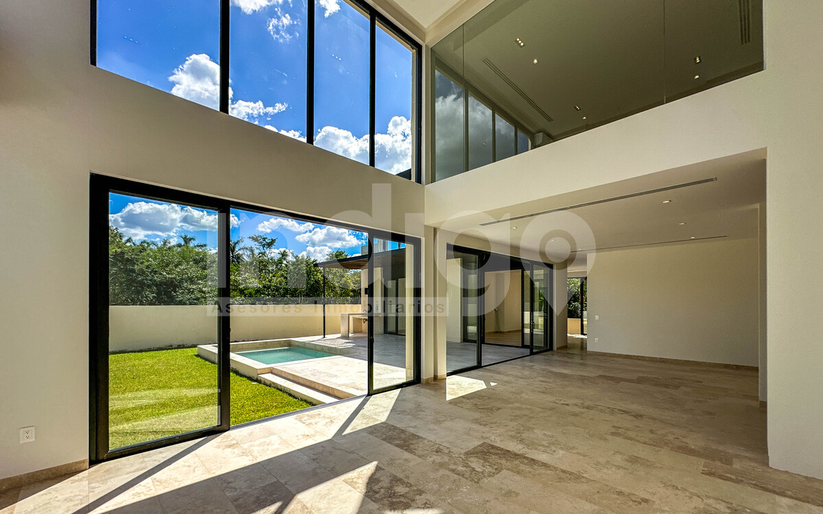 8 de 50: Sala con Techos a Doble Altura