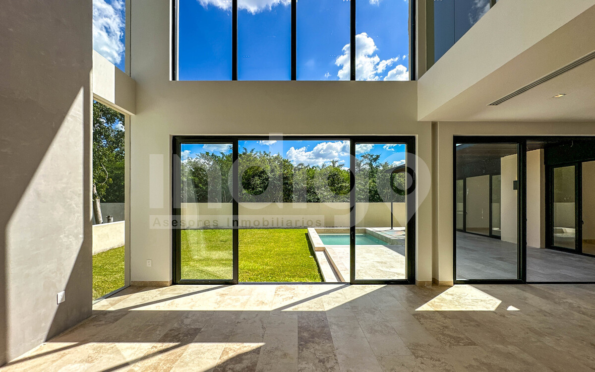 7 de 50: Sala con Vista y Salida al Jardín Trasero