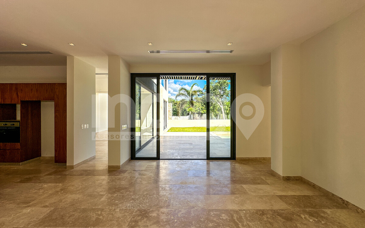 17 de 50: Antecomedor con Salida a la Terraza