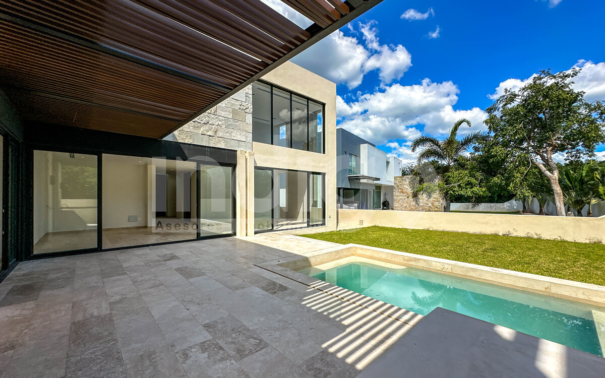 47 de 50: Terraza Posterior Techada con Pérgolas