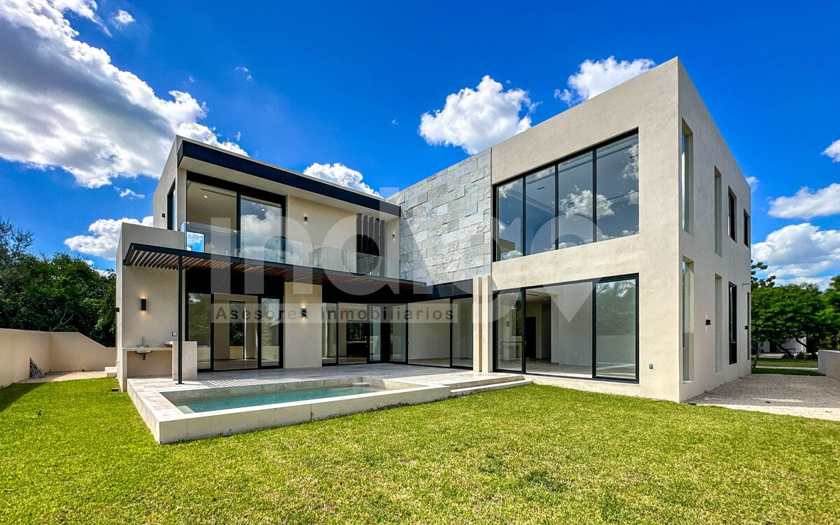 Casa en Venta en Mérida, Yucatán Country Club, Privada Kutz