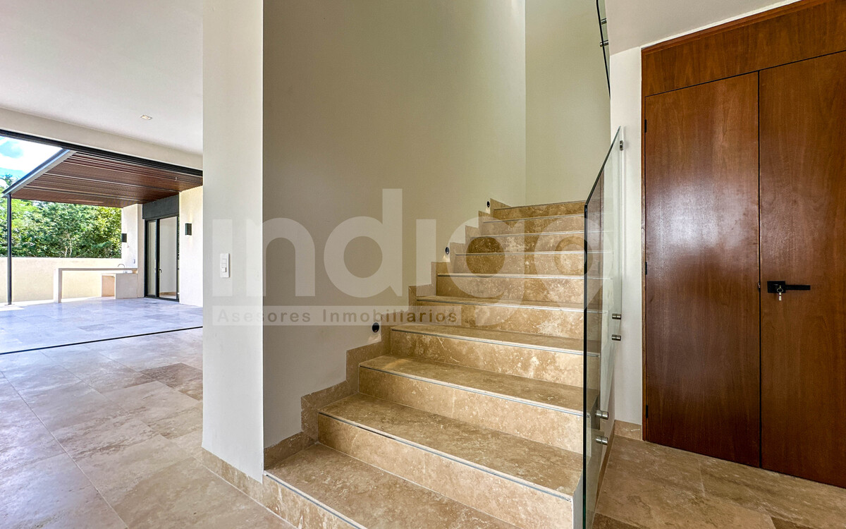 24 de 50: Escalera Planta Alta