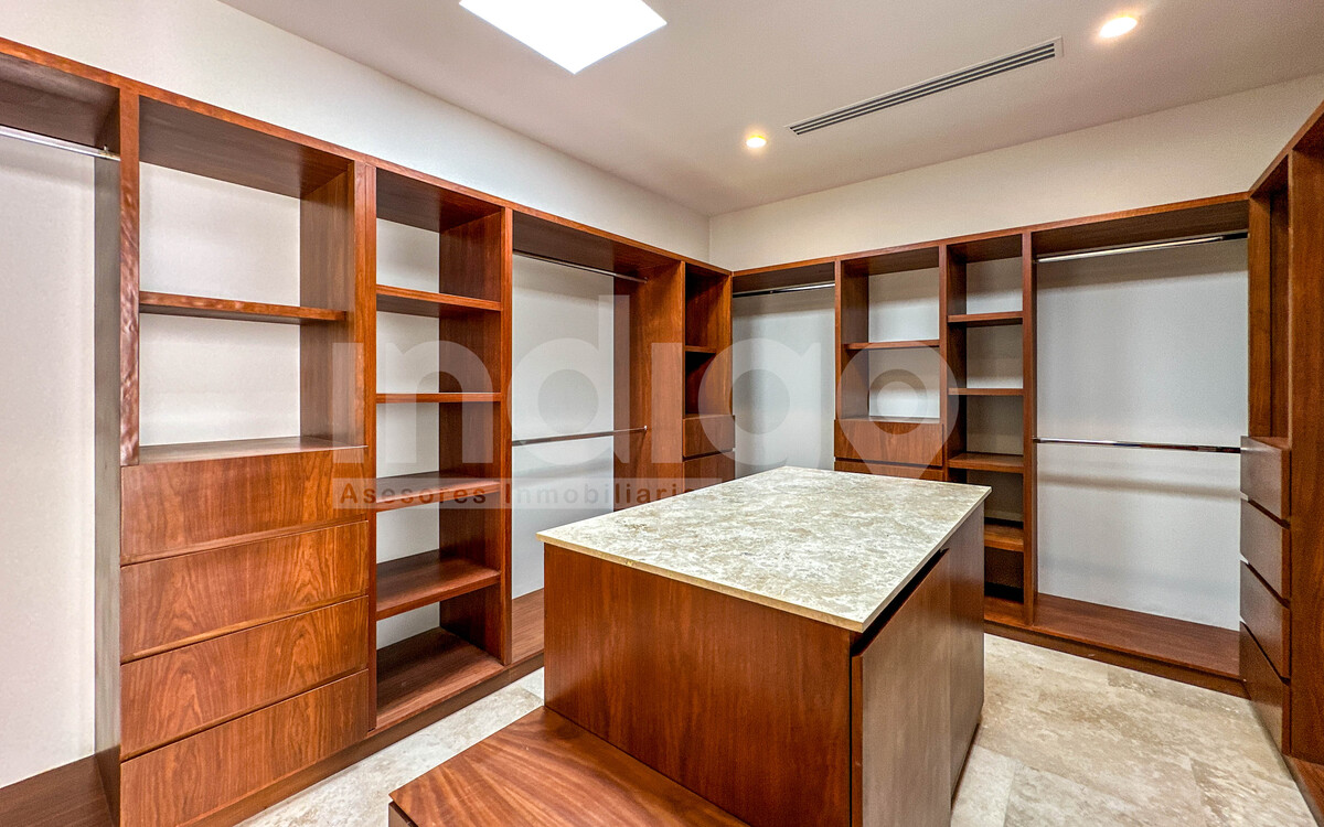 34 de 50: Vestidor Recámara Principal