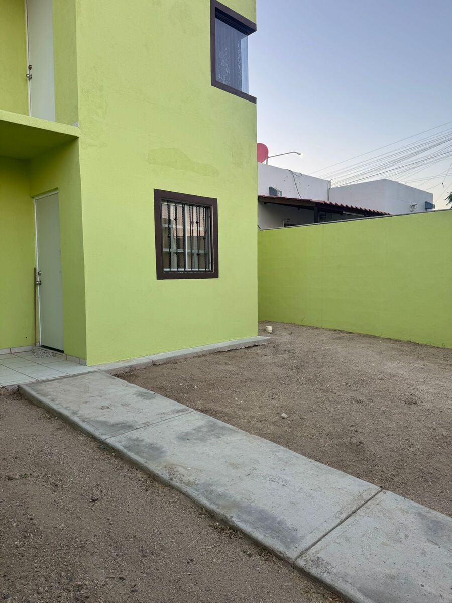 13 of 21: Patio de enfrente