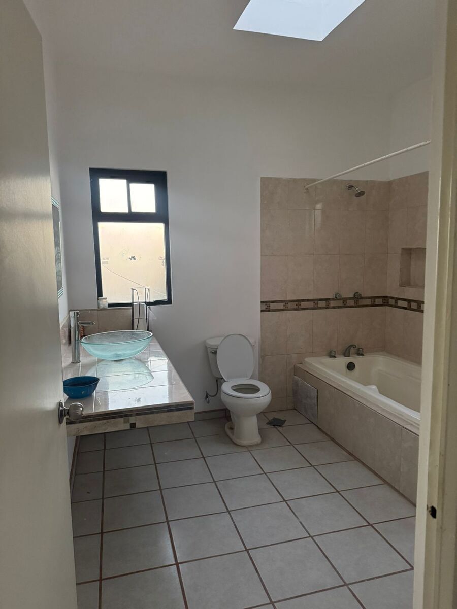 4 of 21: Baño Con Jacuzzy