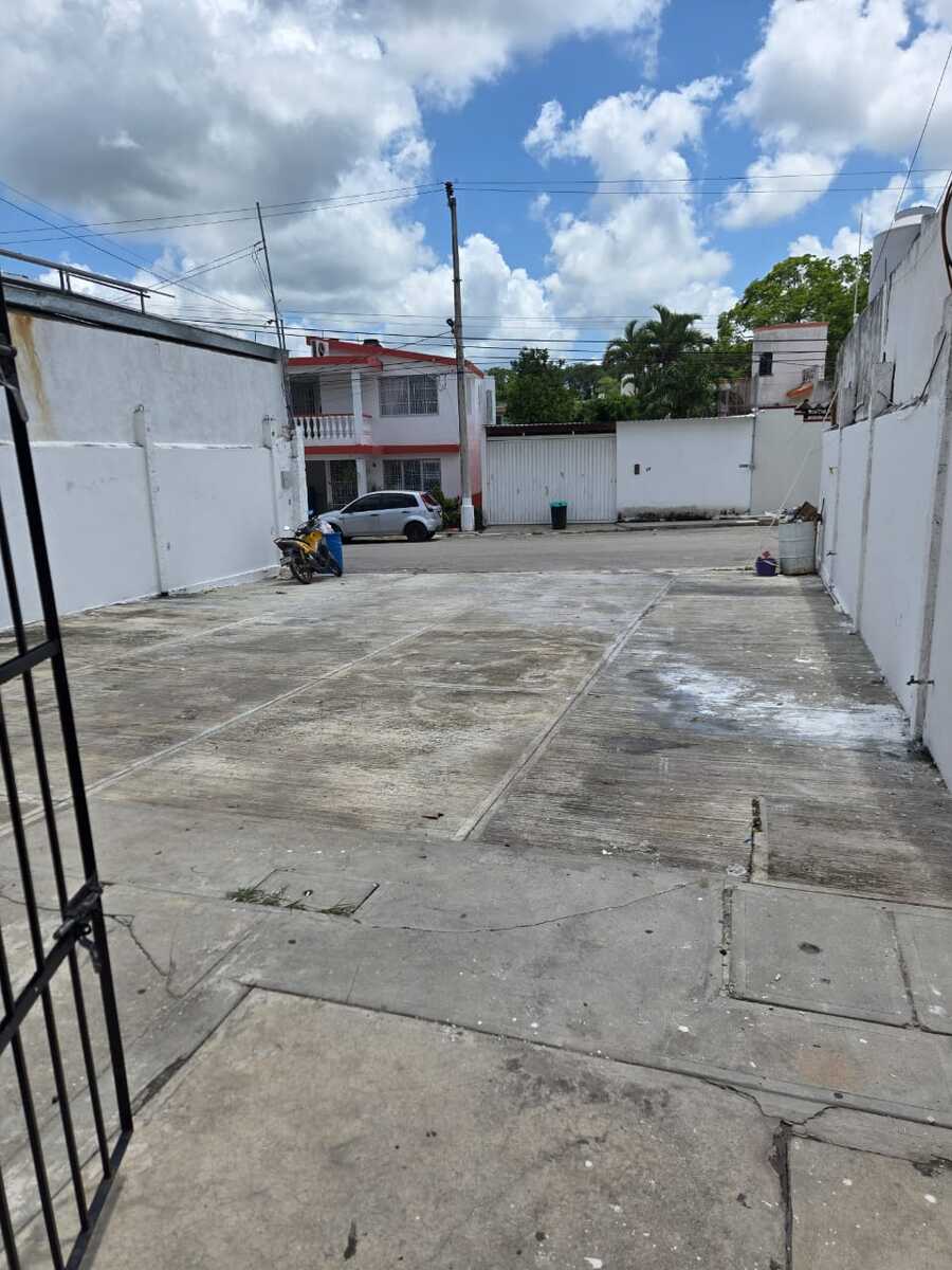 10 of 17: Estacionamiento trasero