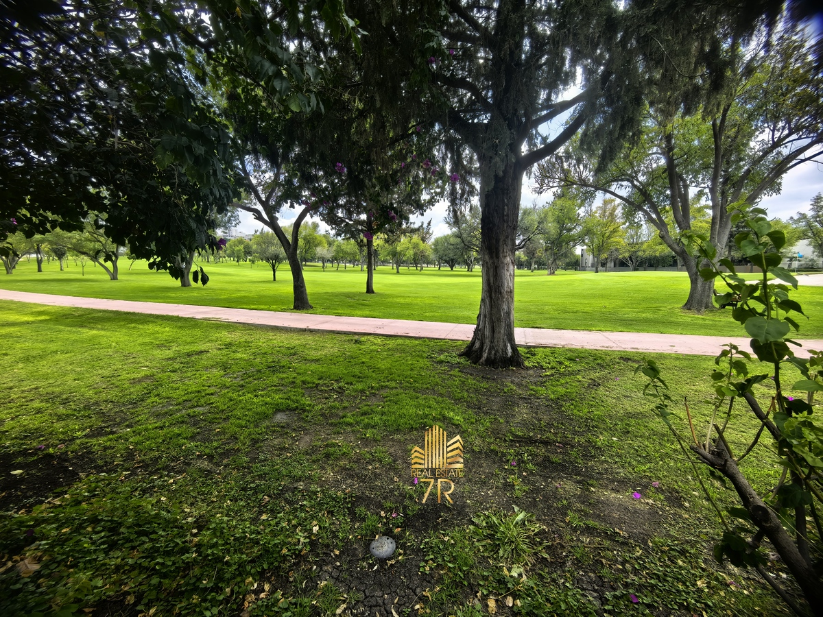 40 de 40: Vista del jardín al campo de GOLF