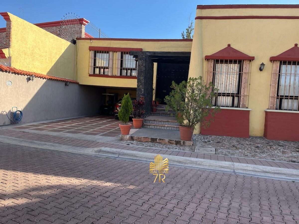 2 de 40: Fachada, acceso principal y  estacionamientos