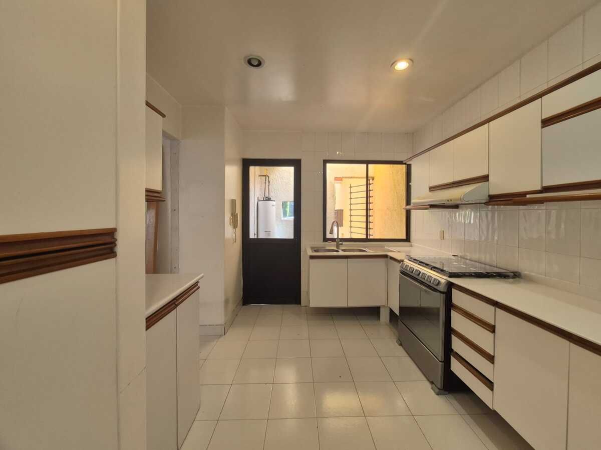 2 de 18: Cocina con Acceso a lavado y Servicio