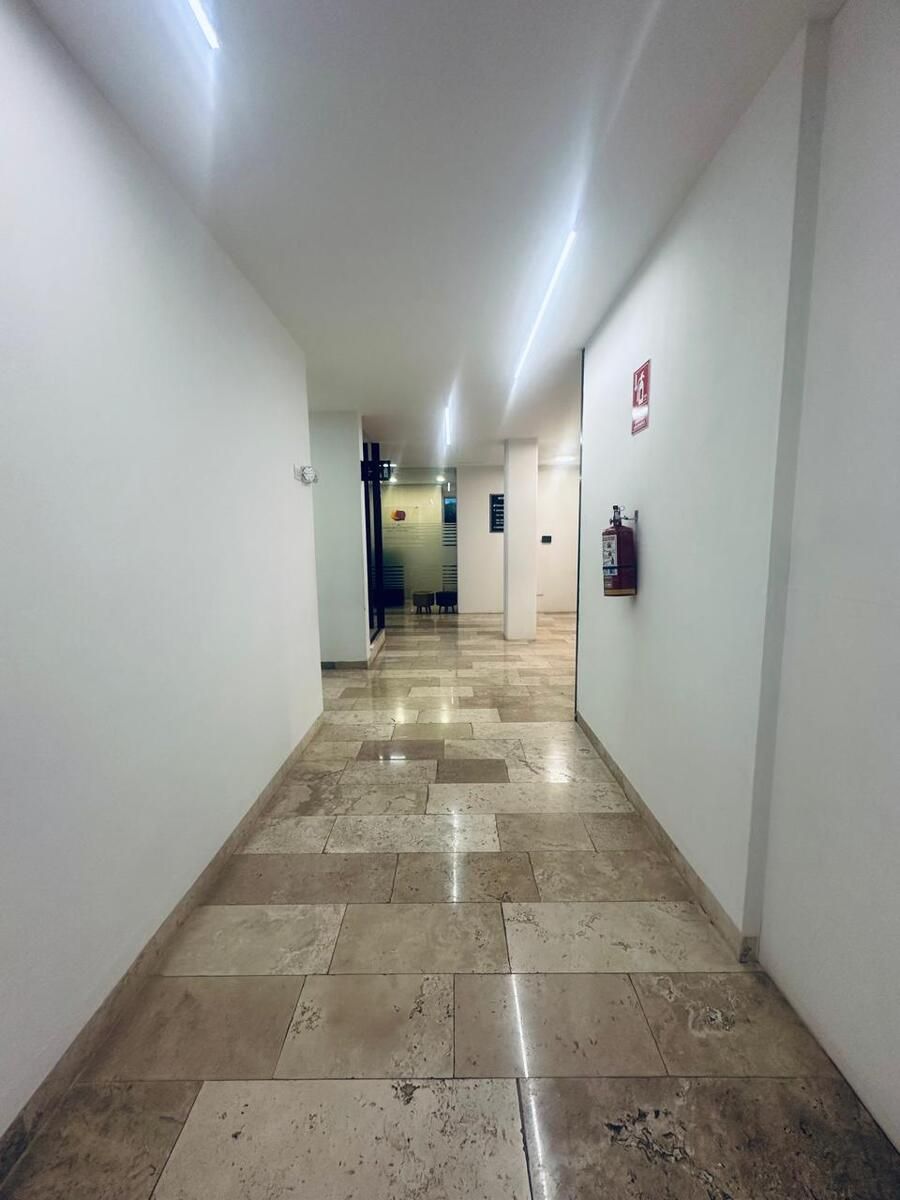 5 de 13: Pasillo exterior oficina